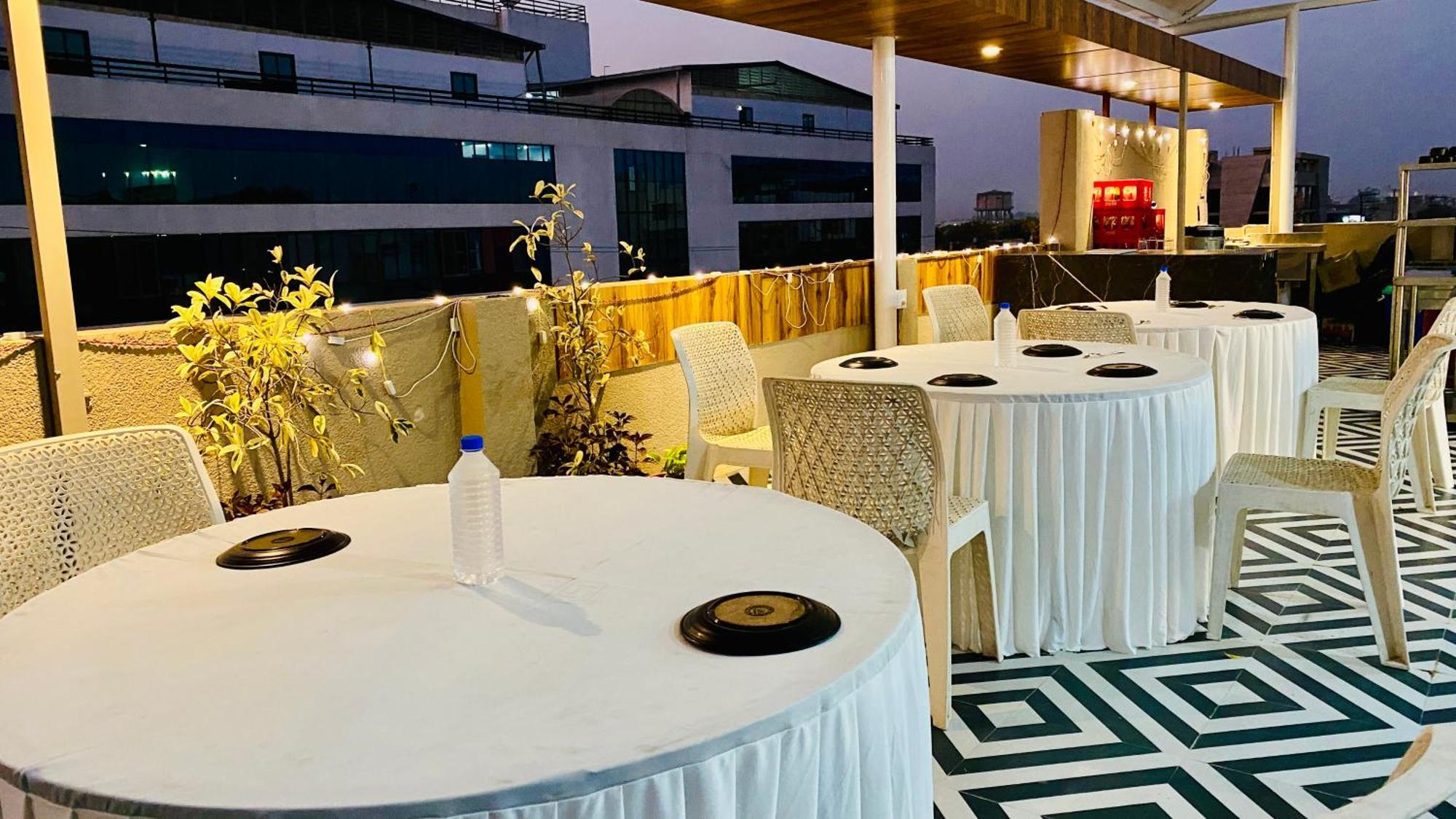 Hotel Aranyasutra Inaya, Indore Esterno foto